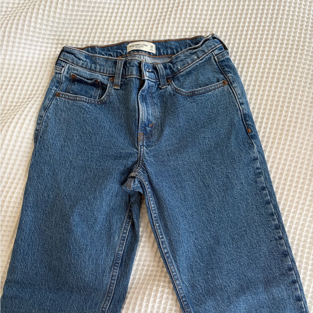 Abercrombie & Fitch The 90s Straight Mid Rise Blue Jeans